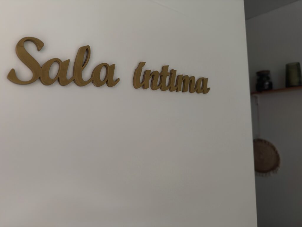 Detalls i mobiliari de la sala íntima de Cordepitahaya